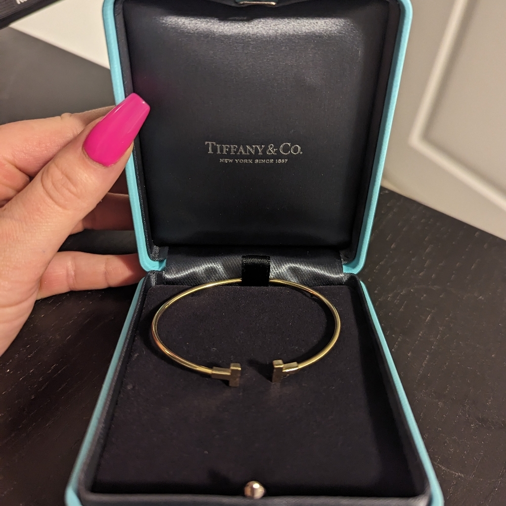 Tiffany wire T bracelet in 18k gold